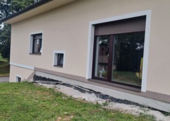 Rodinný dům s zhotovenou fasádou, okapy a okny.
