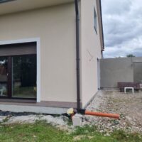 Rodinný dům s hotovou fasádou, nainstalovanými okapy a okny