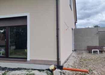 Rodinný dům s hotovou fasádou, nainstalovanými okapy a okny