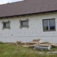 Další úhel rodinného domku ve výstavbě s instalovaným zateplením z polystyrenu