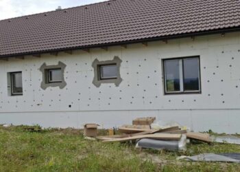 Další úhel rodinného domku ve výstavbě s instalovaným zateplením z polystyrenu