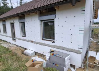 Rodinný dům ve výstavbě s instalovaným zateplením z polystyrenu