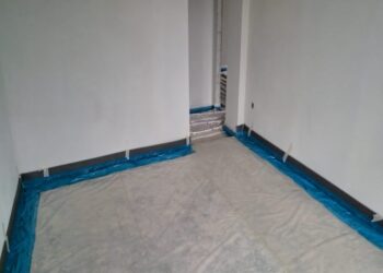 Místnost s plastovou fólií rozprostřenou na podlaze
