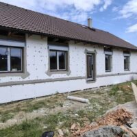 Rodinný dům ve výstavbě s instalovaným zateplením z polystyrenu a částečně upravenými okny a dveřmi