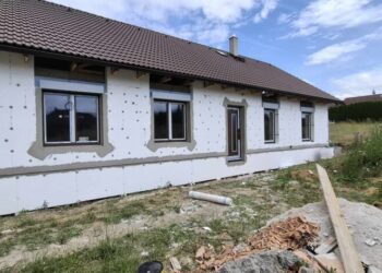Rodinný dům ve výstavbě s instalovaným zateplením z polystyrenu a částečně upravenými okny a dveřmi